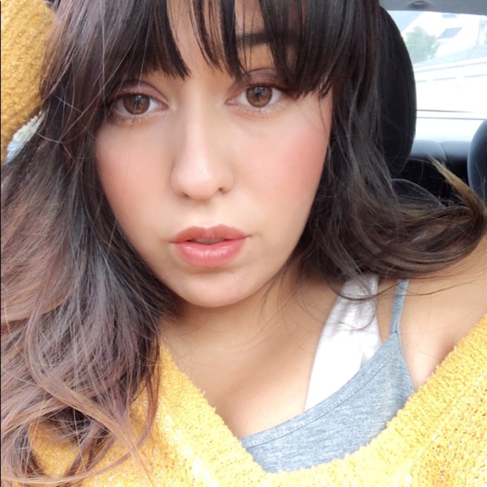 Meet your posher, Adriana! 🎀🌻